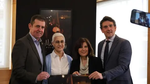 El presidente de la Junta de Cofradías de Viviero, José Veiga, y otros otganizadores y autoridades.