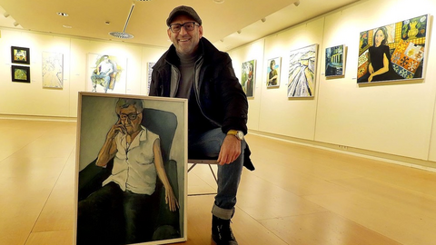 Daniel Manfred con el retrato de su madre.