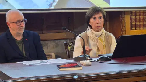 La autora con el profesor y periodista Félix Caballero.