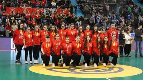Las jugadoras cadetes del Bm Porriño, recibiendo una medalla por su participación en la Mini-Copa.