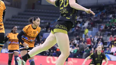 Maider Barros, desde el extremo derecho, lanzando a portería.