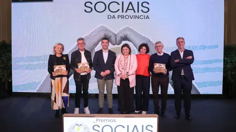 Los galardonados con los primeros Premios Sociales de la Diputación de Pontevedra posan junto a las autoridades tras la emotiva ceremonia de entrega.