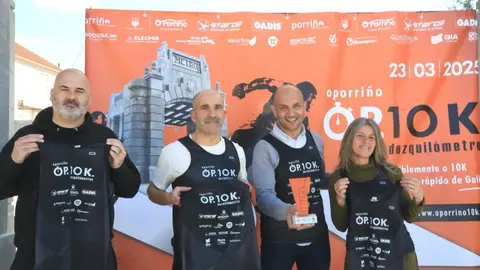 O alcalde, Alejandro Lorenzo, cos atletas.