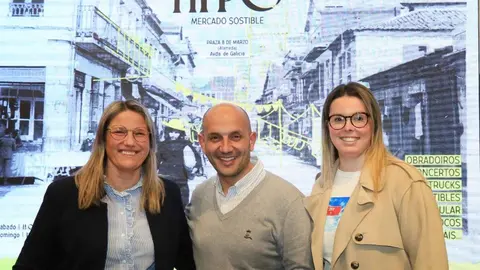 O alcalde, Alejandro Lorenzo, coas organizadoras do evento.