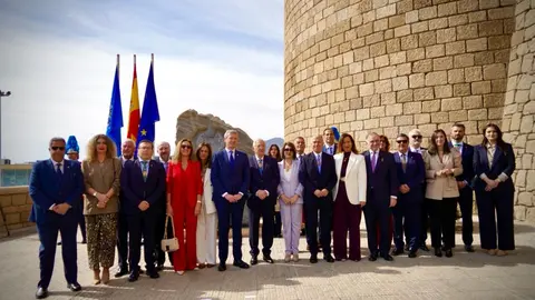 Unión en el Camino: Representantes de Galicia y Melilla celebran la colocación del mojón jacobeo, símbolo de fraternidad y futuro peregrino.