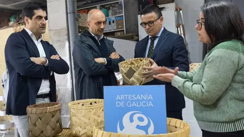 Visita das autoridades ao taller de Julia de la Cal.