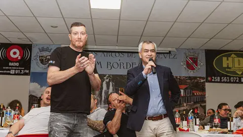 Celebrando la unión: Representantes de Arcos de Valdevez y la comunidad de Bordéus conmemoran el aniversario de la Casa dos Arcos, fortaleciendo lazos y tradiciones.