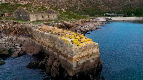 Desde el cielo, las ruinas de Caneliñas revelan el corazón de una industria olvidada.