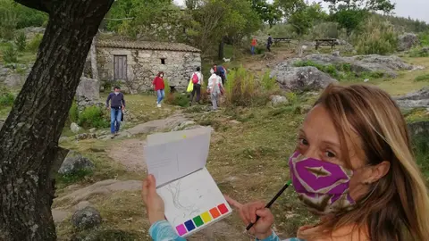 En tiempos de pandemia, Niña Vero descubre O Rosal: primera artista en pintar la Cascada y los Molinos de Folón y Picón