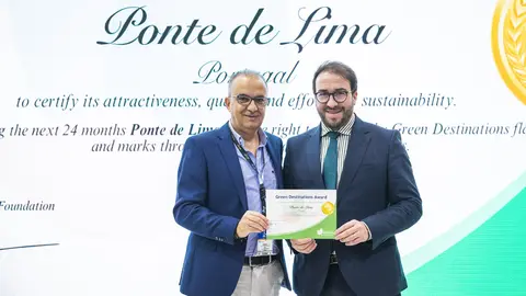 O Vereador limiano Paulo Barreiro de Sousa recebe o prémio das mãos do presidente da TPN de Portugal, Pedro Martíns