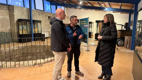 La alcaldesa Nava Castro en el Museo de Ponteareas.