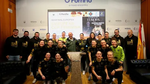 El alcalde Alejandro Lorenzo junto al Conservas Orbe Zendal BM Porriño, un equipo que llena de orgullo a toda una localidad.