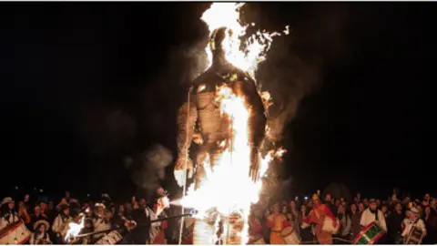 La tradicional Quema de Judas en Vila do Conde, un ritual ancestral que celebra la renovación primaveral.