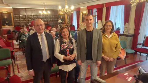 os catedráticos Jorge Mira y María Rosaura Leis analizaron el huso horario y el cambio estacional.