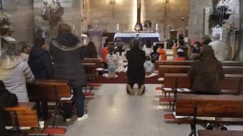 Adoración Eucarística infantil: Un espacio de encuentro y oración para niños y padres.