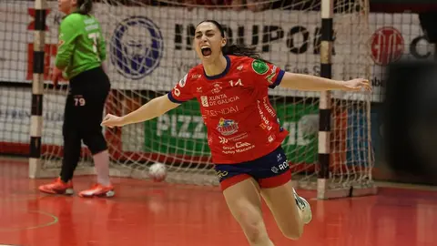 Aitana Santomé celebrando uno de sus goles.