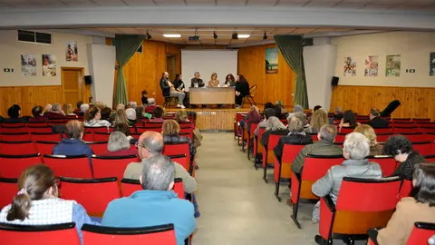 Mesa redonda «La vida, buena noticia», en el salón parroquial del Corazón de María en Vigo.