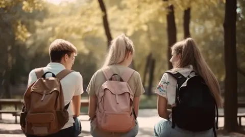 La presión social en redes impulsa a adolescentes a sabotear su éxito académico.