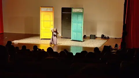 A deputada de Benestar Social e Igualdade, Sandra Bastos, asistiu este xoves no Centro Príncipe Felipe á función "Pum! Pum! Quen hai?", de Ártika Cía.