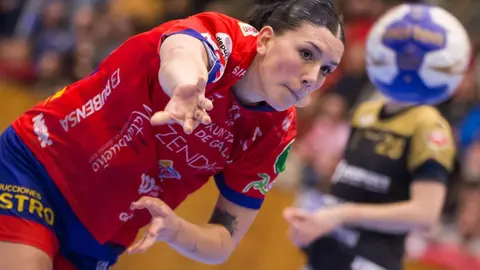 Micaela Casasola, lanzando a portería.