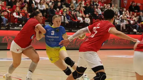 Jugadoras del Valur Handbolti (uniformadas de rojo y blanco), defendiendo un ataque del Iuventa Michalovce (uniformadas de azul y amarillo).