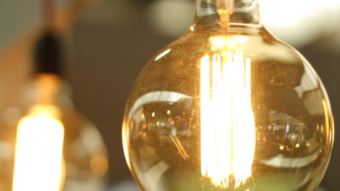 los hogares españoles buscan reducir su factura eléctrica mediante hábitos diarios eficientes y la optimización de sus contratos de luz.