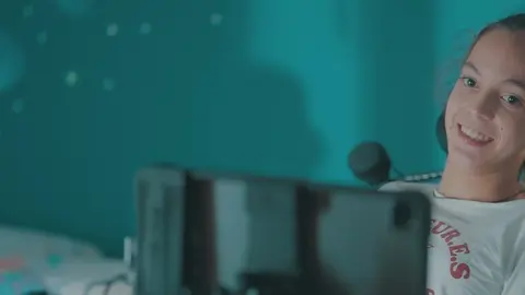 EYE am Gema, la primera niña en España, desde hace más de 6 años en hacer uso de CAA e IRISBOND con la mirada.