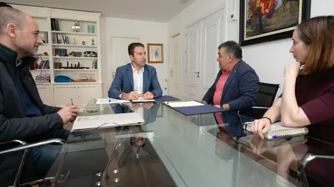 Alfonso Villares y Francisco Valladares firmaron el convenio que rige la campaña ‘Ecolóxicos a Mares’