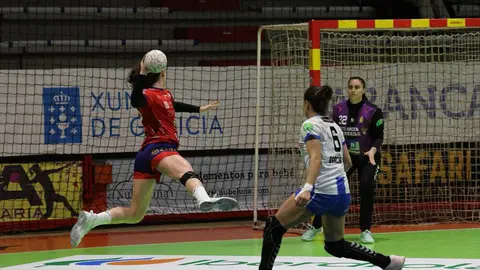 Lucía Laguna, lanzando desde el extremo. Fuente: cuenta de IG (@bmporrino).