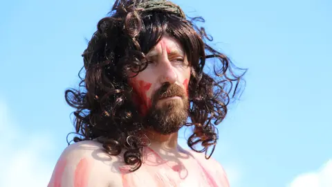 Yonathan Pino, en el papel de Jesucristo en la Pasión, Muerte y Resurreción que se representa en el Via Crucis.