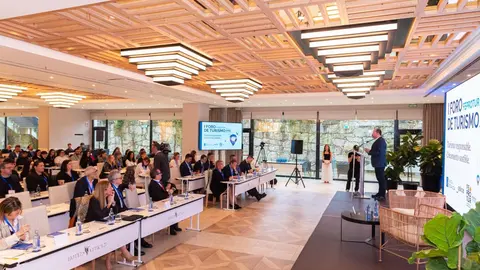 Xosé Merelles inauguró en Vigo el I Foro FEPROTUR de Turismo en el que destacó el crecimiento del 1,2 % de viajeros alojados en establecimientos de la provincia en enero y febrero de este año.