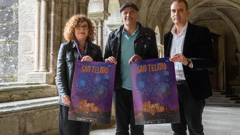 Presentación del cartel de la fiesta de san Telmo. Concejala de Cultura, Sonsoles Vicente, el diseñador, Carlos Lago y el alcalde de Tui, Enrique Cabaleiro.