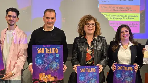 El artistasta G. Face, o alcalde E. Cabaleiro e as edis S. Vicente e A. Núñez, durante a presentación.