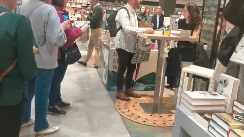 María Oruña firma ejemplares de 'El Albatros Negro' en su Vigo natal.