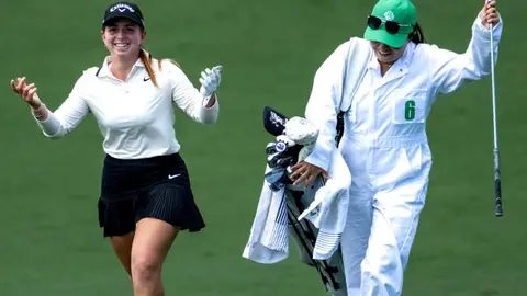 Carla Bernat escribe su nombre en la leyenda de Augusta.