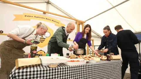 O Porriño: la miel brilla en un 'showcooking' que endulza la tradición.