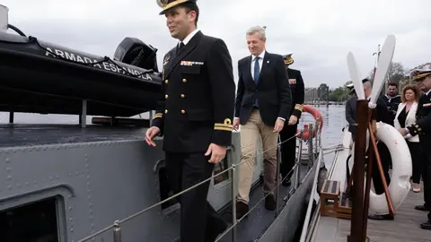 El presidente visitó esta semana las instalaciones de la Armada en Tui y asistió a la inauguración de un cruceiro elaborado por los alumnos del CIFP de Cantería de Galicia.