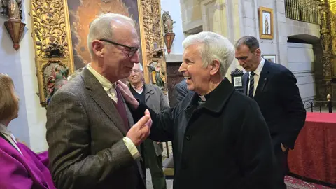 D. Luis Quinteiro departió distendidamente con los asistentes al pregón.  ROBERTO LEDO.