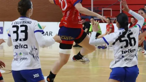 Maider Barros, lanzando a portería durante el partido. Fuente: cuenta de IG (@bmporrino).