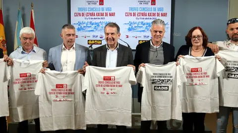 Abel Caballero presidió el acto de presentación en el consistorio vigués, acompañado por los organizadores. ALBERTO OVENZA.