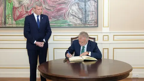 El presidente de la Xunta y el ministro de Política Territorial y Memoria Democrática asistieron esta mañana al acto formal de traspaso de funciones, servicios y medios sobre la costa