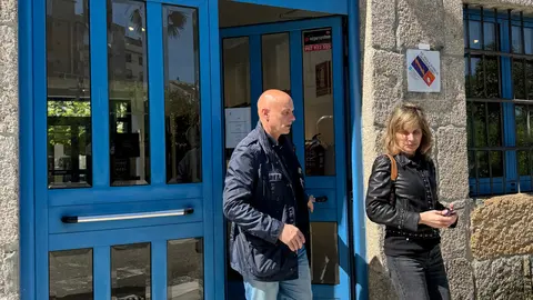 A alcaldesa, Nava Castro, sae da Biblioteca.