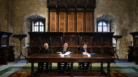 El presidente firmó un convenio de colaboración con el alcalde de Oviedo, Alfredo Canteli, para reforzar la proyección del Camino Primitivo, y que incluyó la colocación de un mojón del Camino.