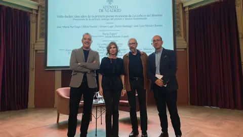 Las autoridades presentes en el acto fueron Anxo Lorenzo, director xeral de Cultura de la Xunta de Galicia, Nava Castro, diputada de Turismo de la Deputación de Pontevedra, y Chema Paz Gago, presidente de la Asociación de Amigos de Valle-Inclán.