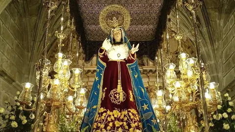 La Virgen de los Dolores bajo palio en la iglesia.