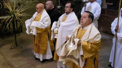 El obispo de Tui-Vigo presidió la celebración en la que los presbíteros renovaron sus promesas sacerdotales. También se consagró el crisma y se bendijeron los oleos.