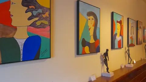 Un diálogo entre la escultura y la pintura, donde el color da vida a la forma.