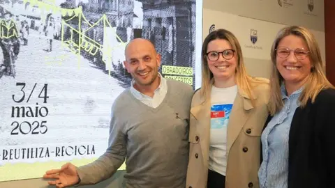 O alcalde porriñés, Alejandro Lorenzo, con as organizadoras do evento.