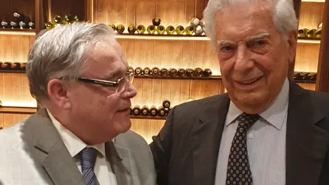 Vargas Llosa y Alberto Barciela.