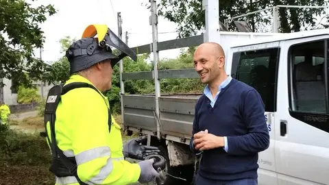 El alcalde, Alejandro Lorenzo, habla con un trabajador.